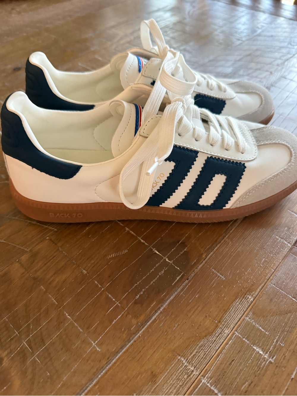 Women’s Back 70s Cloud Retro Low-Top Sneakers in White and Navy